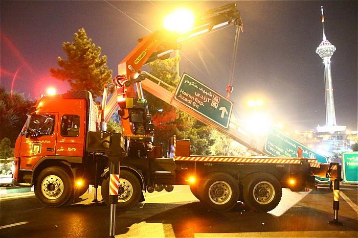 تصاویر | تصادف کامیون با سازه نگهدارنده تابلوهای راهنمایی بزرگراه